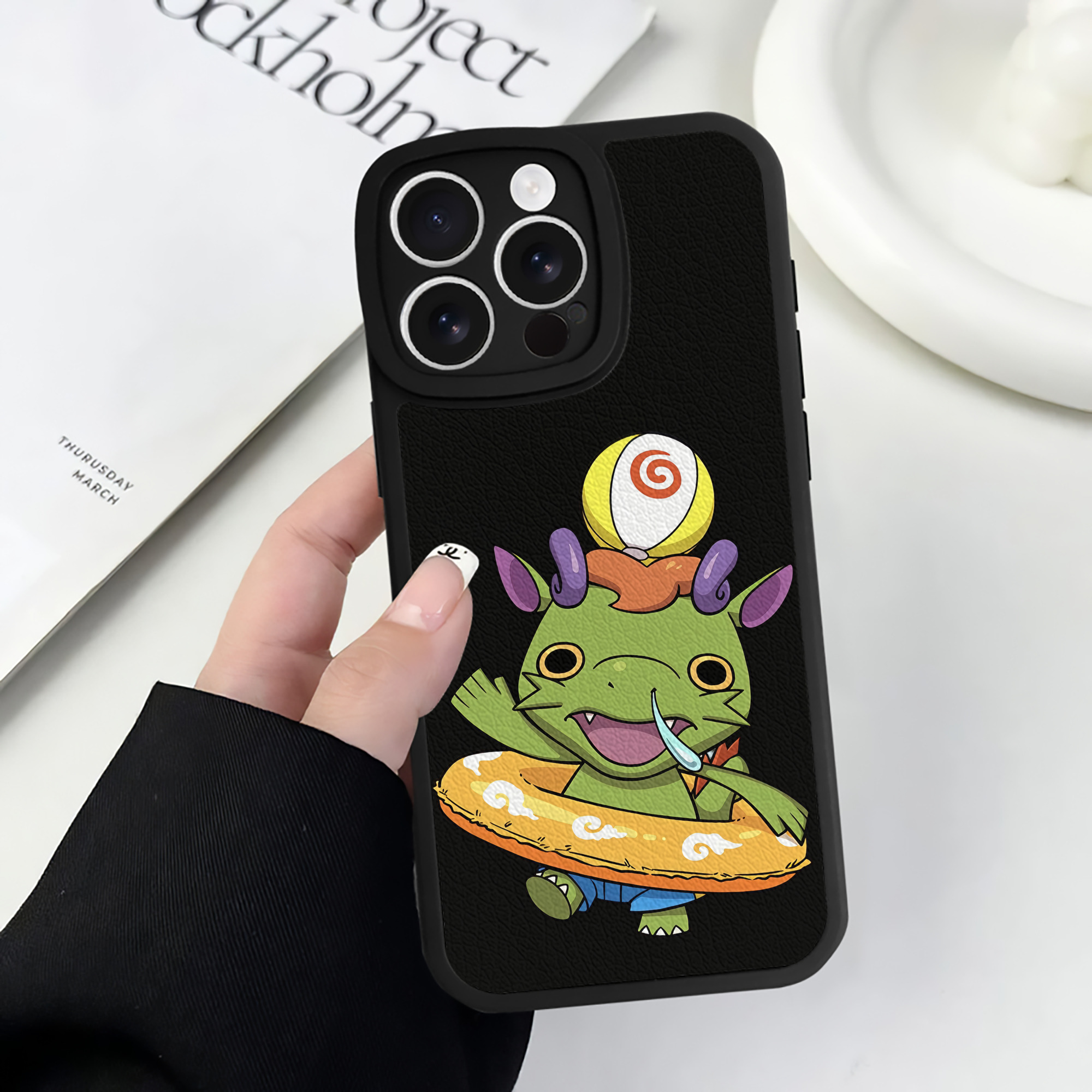 （画像用） 妖怪ウォッチ Yo-kai Watch 【iPhone 16シリーズ対応】シリコンスマホケース（レザー調） 材質：シリコン
